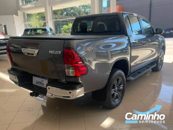 TOYOTA HILUX 2.8 D-4D TURBO DIESEL CD SR 4X4 AUTOMÁTICO